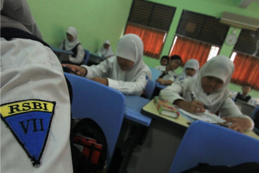 Sejumlah siswi belajar di ruang kelas di Rintisan Sekolah Bertaraf Internasional (RSBI). (ilustrasi) 