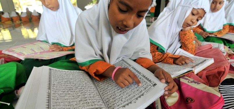 Sejumlah siswi membaca kitab suci Alquran saat mengikuti pesantren kilat di Kendari, Sultra, Kamis (4/8). Kegiatan pesantren kilat biasanya diadakan tiap tahun oleh sekolah-sekolah untuk mengisi hari libur saat bulan Ramadhan. 