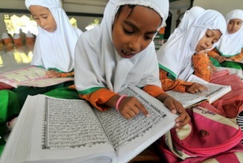 Anak-anak mengisi waktu luang bulan Ramadhan dengan memperbanyak membaca Alquran.