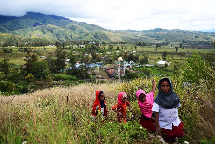 Suasana belajar mengajar kelas 1 di SD Athahiriyah Yapis Walesi, Wamena, Kabupaten Jayawijaya, Papua, Senin (27/7). Setelah libur panjang Hari Raya Idul Fitri 1436 H, kini siswa-siswi telah memasuki masa aktif ajaran baru 2015-2016. 