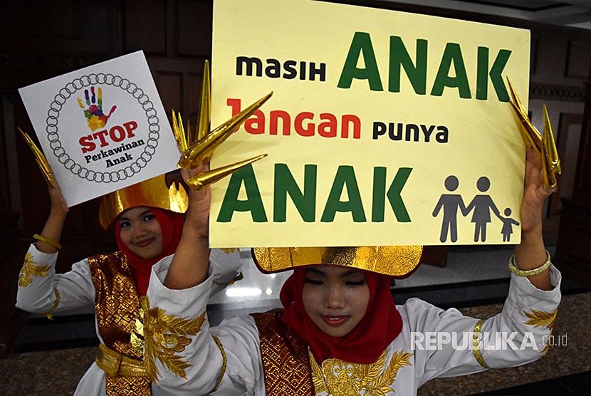 Sejumlah siswi menunjukkan poster kampanye Gerakan Stop Perkawinan Anak di Kantor Gubernur Jawa Tengah, Semarang, Senin (20/11). Kementerian Pemberdayaan Perempuan dan Perlindungan Anak (PP dan PA) mengkampanyekan gerakan tersebut untuk menghentikan tingkat perkawinan anak di Indonesia yang saat ini menjadi negara tertinggi ke-7 di dunia