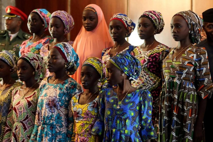 Sejumlah siswi Nigeria dari Chibok yang selamat dari penculikan Boko Haram saat akan bertemu Presiden Nigeria Muhammadu Buhari di Abuja, Nigeria, 19 Oktober 2016. 