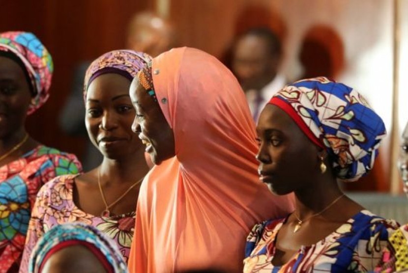 Sejumlah siswi Nigeria dari Chibok yang selamat dari penculikan Boko Haram saat akan bertemu Presiden Nigeria Muhammadu Buhari di Abuja, Nigeria, 19 Oktober 2016. 