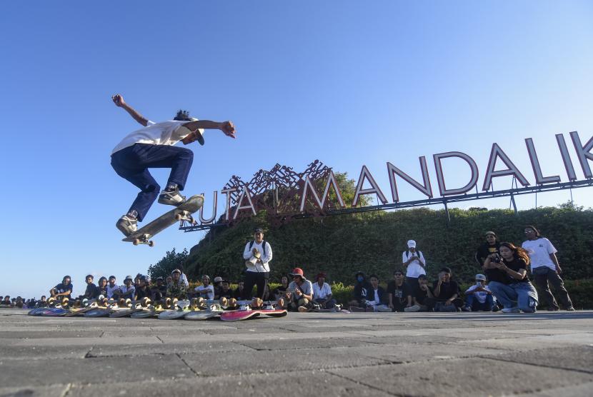 Mandalika di NTB merupakan kawasan wisata halal kebanggaan Indonesia.