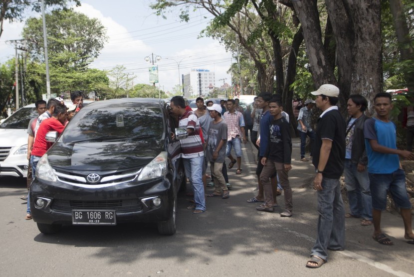 Sejumlah sopir angkot melakukan 