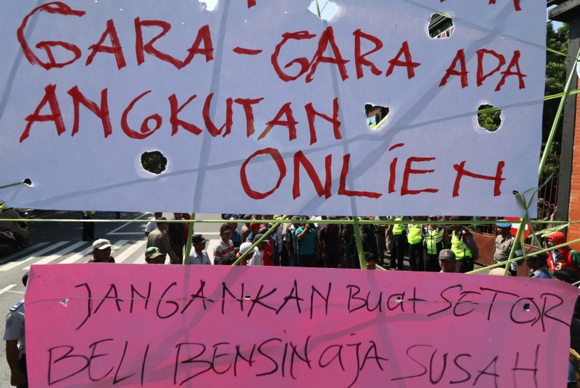 Sejumlah sopir angkot, tukang becak, dan tukang ojek melakukan unjuk rasa di depan kantor Pemkab Kediri, Jawa Timur, Selasa (10/4). Demonstrasi serupa juga terjadi di beberapa daerah di Indonesia.