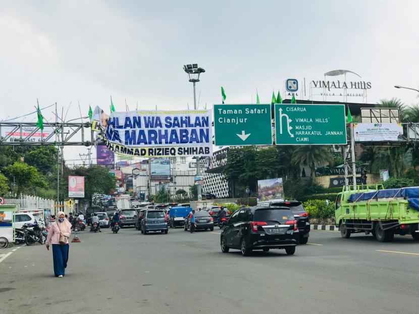 Satpol PP Bekasi Pastikan Spanduk Habib Rizieq Sudah Bersih (ilustrasi).