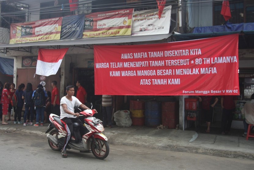 Sejumlah spanduk terpasang di kawasan jalan Mangga Besar, Jakarta, Senin (22/8).