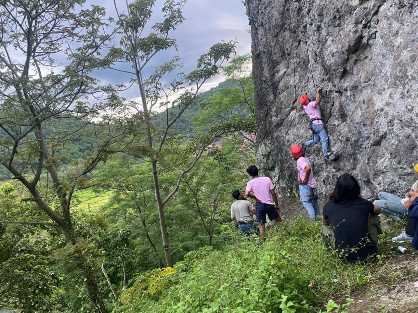 Sejumlah sukarelawan perempuan di Banten mengadakan kegiatan Latgab Climbing bersama Forum Komunikasi Pemuda Pecinta Alam Indonesia (FKPPAI) Banten.
