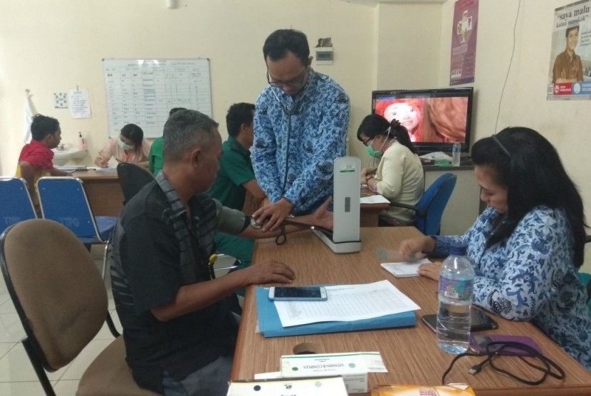 Sejumlah supir bus di Terminal Pulaugebang menjalani tes kesehatan, Jumat (22/12)