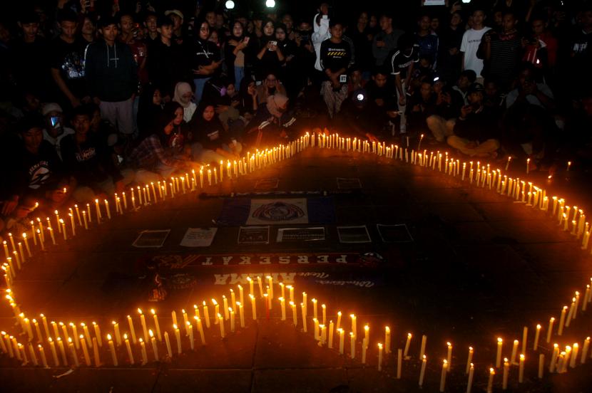 Doa bersama dan penyalaan lilin sebagai bentuk solidaritas serta berbelasungkawa atas tragedi meninggalnya 125 orang suporter Arema FC di Stadion Kanjuruhan . 