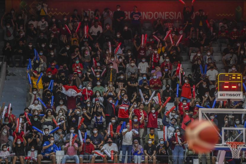 Sejumlah suporter meneriakkan dukungan untuk tim nasional basket Indonesia saat melawan tim nasional Australia dalam dalam babak penyisihan Grup A FIBA Asia Cup 2022 di Istora Gelora Bung Karno, Senayan, Jakarta, Sabtu (16/7/2022). Australia menang atas Indonesia dengan skor 78-53. 