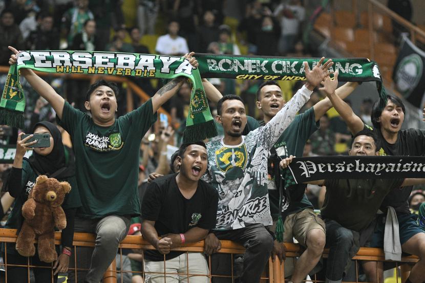 Sejumlah suporter Persebaya Surabaya Bonek memberikan dukungan pada lanjutan Liga 1 melawan Bhayangkara FC di Stadion Wibawa Mukti, Kabupaten Bekasi, Jawa Barat, Ahad (7/8/2022). Bhayangkara Fc menang dengan skor 1-0. 