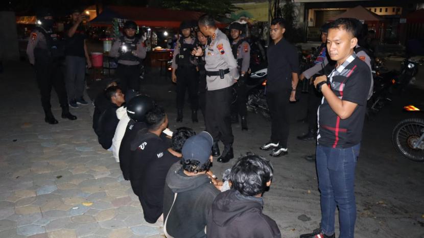Sejumlah suporter Persis Solo yang diduga terlibat kerusuhan diamankan polisi, Senin (3/7/2023).