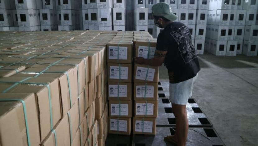 Sejumlah surat suara untuk Pilkada 2020 tiba di Gudang Logistik KPU Kabupaten Malang, Rabu (25/11).