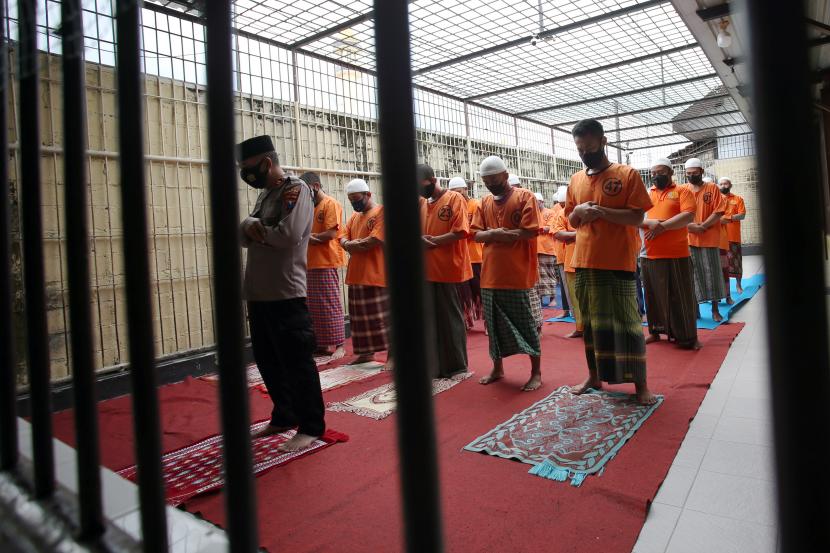 Sejumlah tahanan melaksanakan salat dhuhur berjamaah saat mengikuti pesantren ramadhan di ruang tahanan (Rutan).