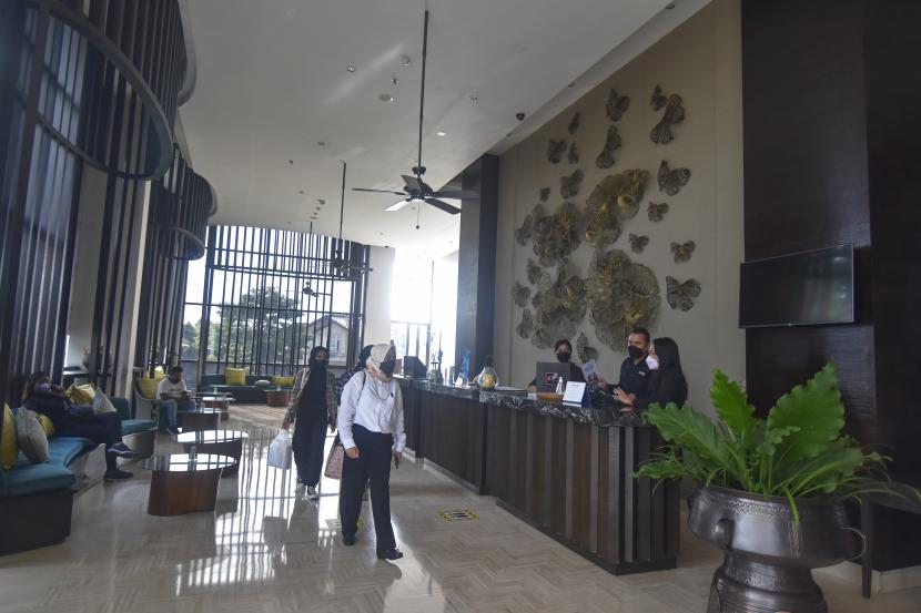 Sejumlah tamu berada di lobi salah satu hotel berbintang di Mataram, NTB, Rabu (16/3/2022). Okupansi hotel di Kawasan Ekonomi Khusus (KEK) Mandalika, Kabupaten Lombok Tengah, Nusa Tenggara Barat (NTB), menjelang perhelatan World Superbike (WSBK) di Sirkuit Mandalika pada 3-5 Maret 2023 sudah mencapai 85 persen. 