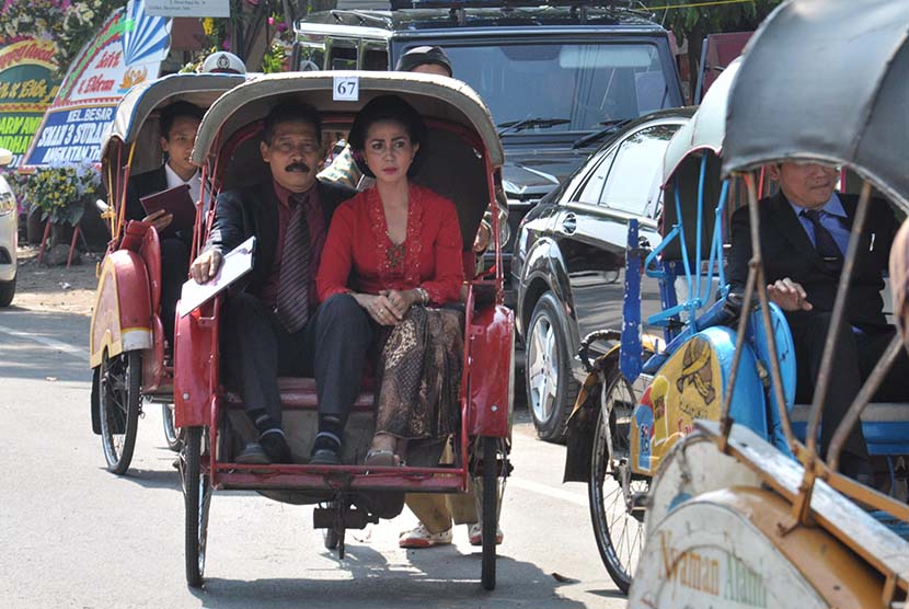 Sejumlah tamu pernikahan Gibran- Selvi diantar oleh becak menuju gedung Graha Saba, banjarsari, Solo, Jawa Tengah, Kamis (11/6).