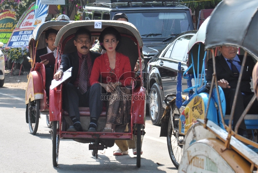 Sejumlah tamu pernikahan Gibran- Selvi diantar oleh becak menuju Gedung Graha Saba, banjarsari, Solo, Jawa Tengah, kamis (11/6). (Republika/Bowo Pribadi)