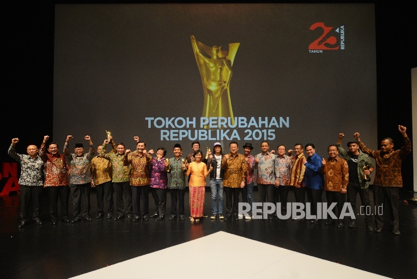 Sejumlah tamu undangan berfoto bersama penerima penghargaan Tokoh Perubahan Republika 2015 berfoto bersama.  (Republika/Raisan Al Farisi)
