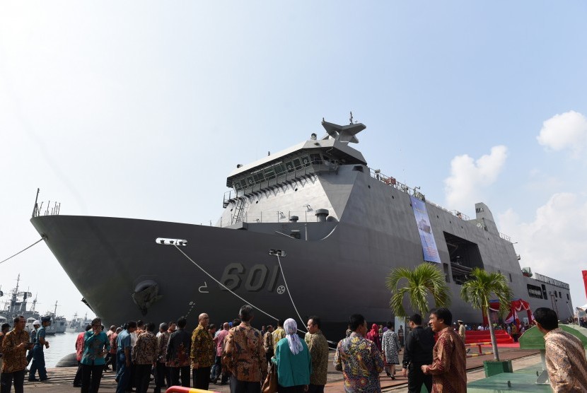 Sejumlah tamu undangan mengamati kapal jenis Strategic Sealift Vessel BRP TARLAC (LD-601) saat pelepasan ekspor perdana kapal perang tersebut di Dermaga Divisi Kapal Niaga, Pelabuhan Tanjung Perak, Surabaya, Jawa Timur, Minggu (8/5).