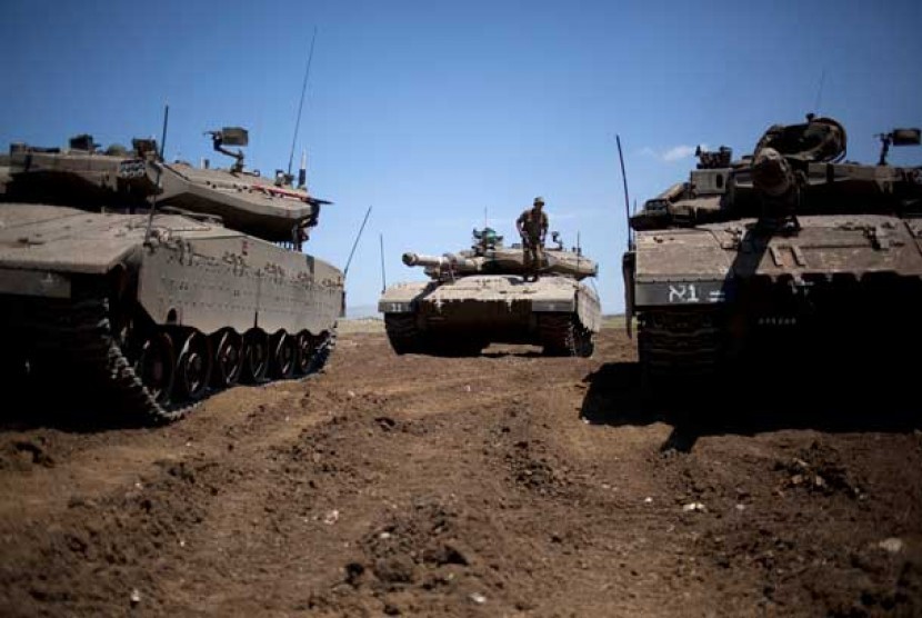  Sejumlah tank Israel bersiaga di kawasan Dataran Tinggi Golan yang diduduki Israel, dekat perbatasan dengan Suriah.