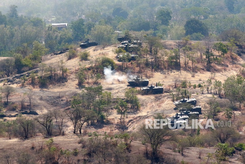 Sejumlah Tank melakukan tembakan pada gladi bersih Latihan Gabungan (Latgab) TNI Dharma Yudha 2019 dari titik tinjau T.12 Pusat Latihan Tempur Korps Marinir di Karangtekok, Situbondo, Jawa Timur, Rabu (11/9/2019).