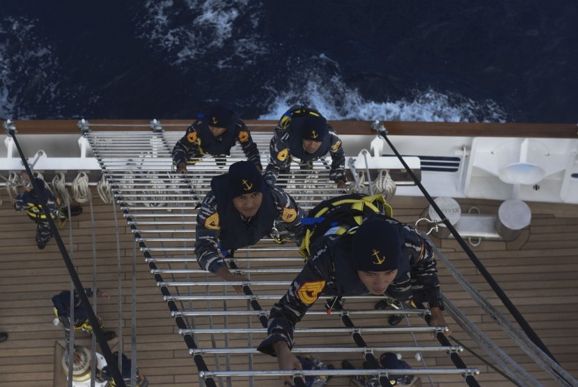Sejumlah taruna AAL tingkat III angkatan ke-64 menaiki tangga tiang layar saat latihan parade roll di KRI Bima Suci dalam pelayaran menuju Civitavecchia, Italia di Laut Terania, Rabu (27/9). 