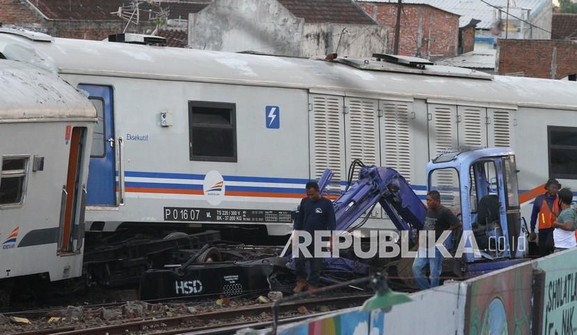 Sejumlah teknisi berusaha mengevakuasi rangkaian gerbong kereta api tak berlokomotif yang anjlok setelah sebelumnya meluncur tanpa kendali sejauh dua kilometer dan menabrak eskavator di Stasiun Kotalama, Malang, Jawa Timur, Rabu (18/11/2020). Tidak ada korban jiwa dalam kejadian tersebut.