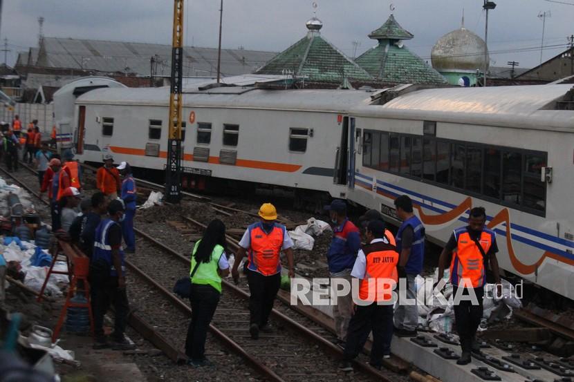 Sejumlah teknisi berusaha mengevakuasi rangkaian gerbong kereta api tak berlokomotif yang anjlok setelah sebelumnya meluncur tanpa kendali sejauh dua kilometer dan menabrak eskavator di Stasiun Kotalama, Malang, Jawa Timur, Rabu (18/11/2020). Tidak ada korban jiwa dalam kejadian tersebut. 