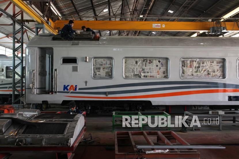 Sejumlah teknisi memperbaiki mesin pendingin kereta api di Balai Yasa Surabaya Gubeng, Surabaya, Jawa Timur, Senin (11/4/2022). Perbaikan-perbaikan kereta api di Balai Yasa Surabaya Gubeng tersebut untuk mempersiapkan armada kereta api dalam angkutan Lebaran 2022. 