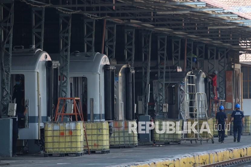 Sejumlah teknisi mengecat kereta api di Balai Yasa Surabaya Gubeng, Kota Surabaya, Jawa Timur, Senin (11/4/2022).