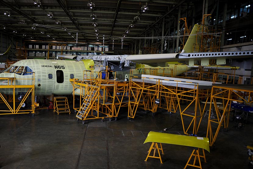 Sejumlah teknisi menyelesaikan proses produksi pesawat  CN235 di hanggar PT Dirgantara Indonesia (DI), Bandung, Jawa Barat, Kamis (11/2).  (Antara/Novrian Arbi)