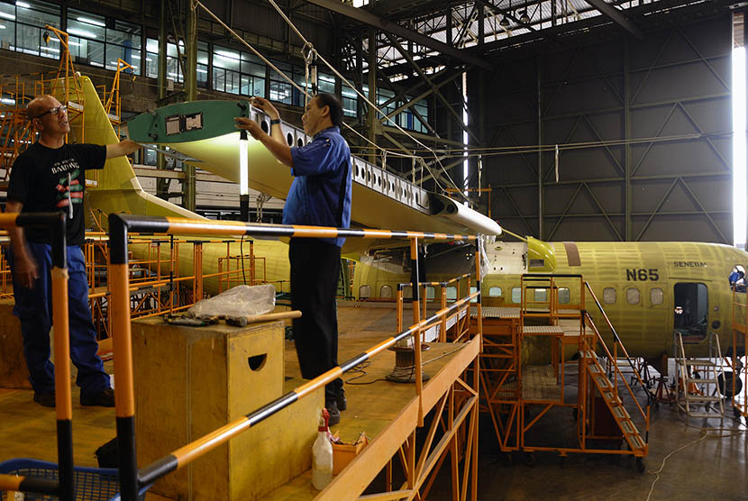 Sejumlah teknisi menyelesaikan proses produksi pesawat  CN235 di hanggar PT Dirgantara Indonesia (DI), Bandung, Jawa Barat, Kamis (11/2).  (Antara/Novrian Arbi)