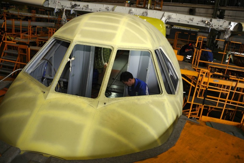 Sejumlah teknisi menyelesaikan proses produksi pesawat CN235 di hanggar PT Dirgantara Indonesia (DI), Bandung, Jawa Barat, Kamis (11/2).