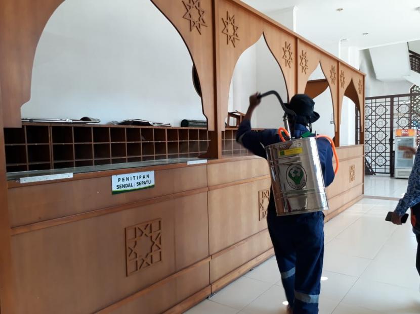 Sejumlah tempat ibadah dan kantor pelayanan publik di Kota Sukabumi disemprot cairan disinfektan, Selasa (17/3). Kegiatan ini untuk mencegah penyebaran virus Corona (Covid-19).(Republika/Riga Nurul Iman)