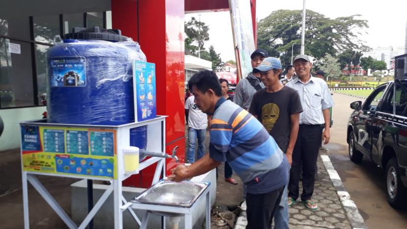 Sejumlah tempat keramaian Kota Sukabumi dipasang tempat cuci tangan atau wastafel umum untuk mencegah penyebaran Corona, Ahad (22/3)