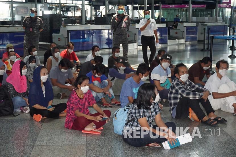 Sejumlah Tenaga Kerja Indonesia (TKI) ilegal dari berbagai tahanan Imigrasi di Semenanjung Malaysia berada di Bandara Kuala Lumpur International Airport (KLIA), Kamis (9/4), sebelum dipulangkan melalui Jakarta dan Medan. (ilustrasi)
