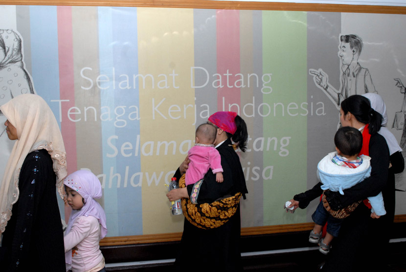Sejumlah Tenaga Kerja Indonesia (TKI) yang melebihi izin tinggal (overstayed) di Arab Saudi saat tiba di Bandara Soekarno Hatta, Tangerang, Banten, Ahad (10/11) malam.  (Antara//Lucky.R)