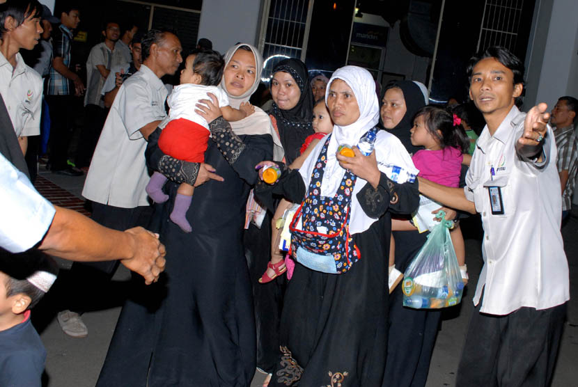 Sejumlah Tenaga Kerja Indonesia (TKI) yang melebihi izin tinggal (overstayed) di Arab Saudi saat tiba di Bandara Soekarno Hatta, Tangerang, Banten, Ahad (10/11) malam.  (Antara//Lucky.R)
