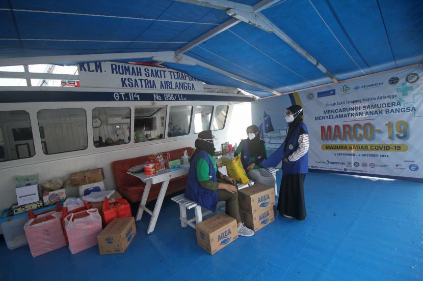 Sejumlah tenaga kesehatan berbincang di dek atas kapal di sela-sela pelepasan Rumah Sakit Terapung Ksatria Airlangga (RSTKA) dalam misi Madura Sadar COVID-19 (MARCO-19) di Pelabuhan Tanjung Perak, Surabaya, Jawa Timur, Sabtu (4/9/2021). Pelayaran yang berlangsung hingga 4 Oktober 2021 tersebut dalam rangka misi kemanusiaan, edukasi, vaksinasi COVID-19 serta pelayanan kesehatan di 15 pulau di sekitar pulau Madura.