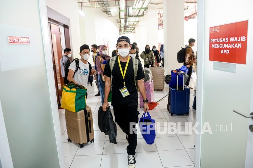 Sejumlah tenaga kesehatan berjalan dengan membawa barang pribadinya keluar dari Rusun Pasar Rumput, Manggarai, Jakarta, belum lama ini.. 