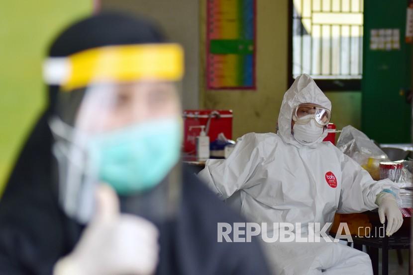 Sejumlah tenaga kesehatan mengenakan alat pelindung diri (APD) saat uji rapid test COVID-19 masal di Kota Pekanbaru, Riau, Kamis (4/6/2020). Kementerian Keuangan mencata stimulus sektor kesehatan untuk penanganan pandemi Covid-19 masih rendah.