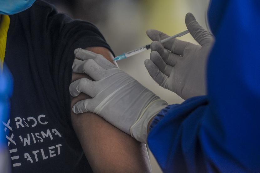 Sejumlah tenaga kesehatan menjalani vaksinasi di Rumah Sakit Darurat (RSD) Wisma Atlet, Jakarta.