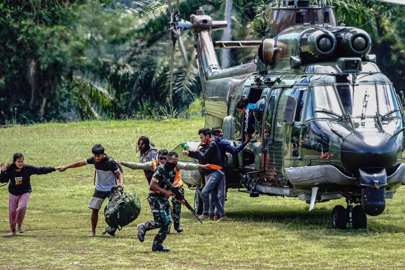 Sejumlah tenaga kesehatan (Nakes) korban penyerangan Kelompok Kriminal Bersenjata (KKB) turun dari helikopter milik TNI AD di Lapangan Frans Kaisepo Makodam XVII Cenderawasih, Kota Jayapura, Papua, Jumat (17/9).