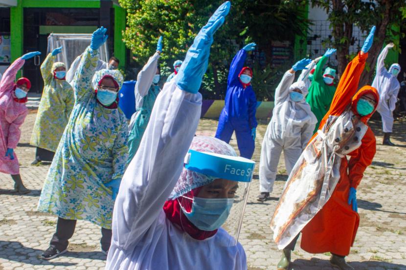 Sejumlah tenaga medis penanganan COVID-19 mengikuti senam sehat di Puskeskemas Cikampek, Karawang, Jawa Barat. Penerapan strategi herd immunity untuk menghambat penyebaran virus corona jenis baru penyebab Covid-19, SARS-CoV-2, saat ini jadi kontroversi di tengah-tengah masyarakat. Peneliti melihat langkah itu sangat berbahaya.