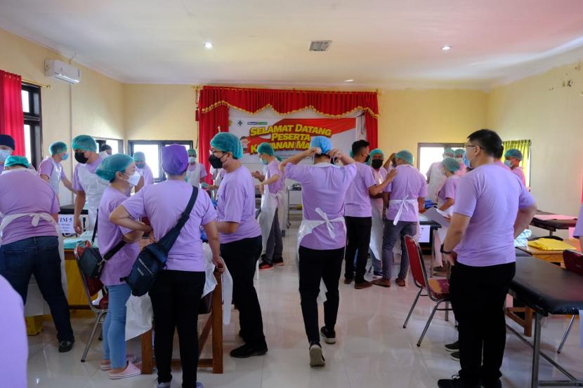 Sejumlah tenaga medis tengah melaksanakan kegiatan program sunat gratis di Kupang, Nusa Tenggara Timur.
