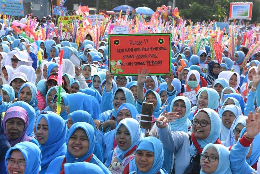 Sejumlah tenaga pendidik usia dini yang tergabung dalam Himpunan Pendidikan dan Tenaga Kependidikan Anak Usia Dini Indonesia (Himpaudi) menggelar aksi jalan bersama di Jakarta, Minggu (9/9).