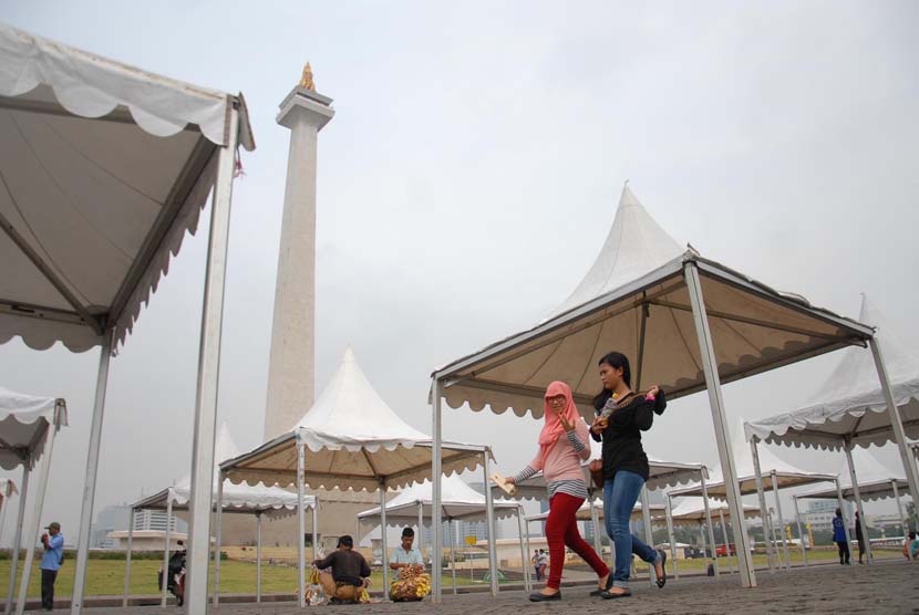 Sejumlah tenda untuk stand telah terpasang sebagai persiapan jelang Pekan Rakyat Jakarta (PRJ) di lapangan silang Monas, Jakarta Pusat, Jumat (6/6).