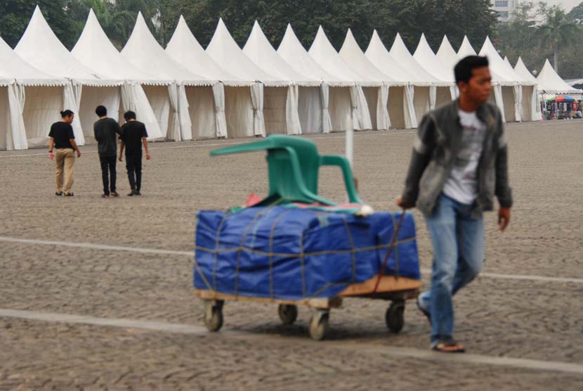 Sejumlah tenda untuk stand telah terpasang sebagai persiapan jelang Pekan Rakyat Jakarta (PRJ) di lapangan silang Monas, Jakarta Pusat, Jumat (6/6).